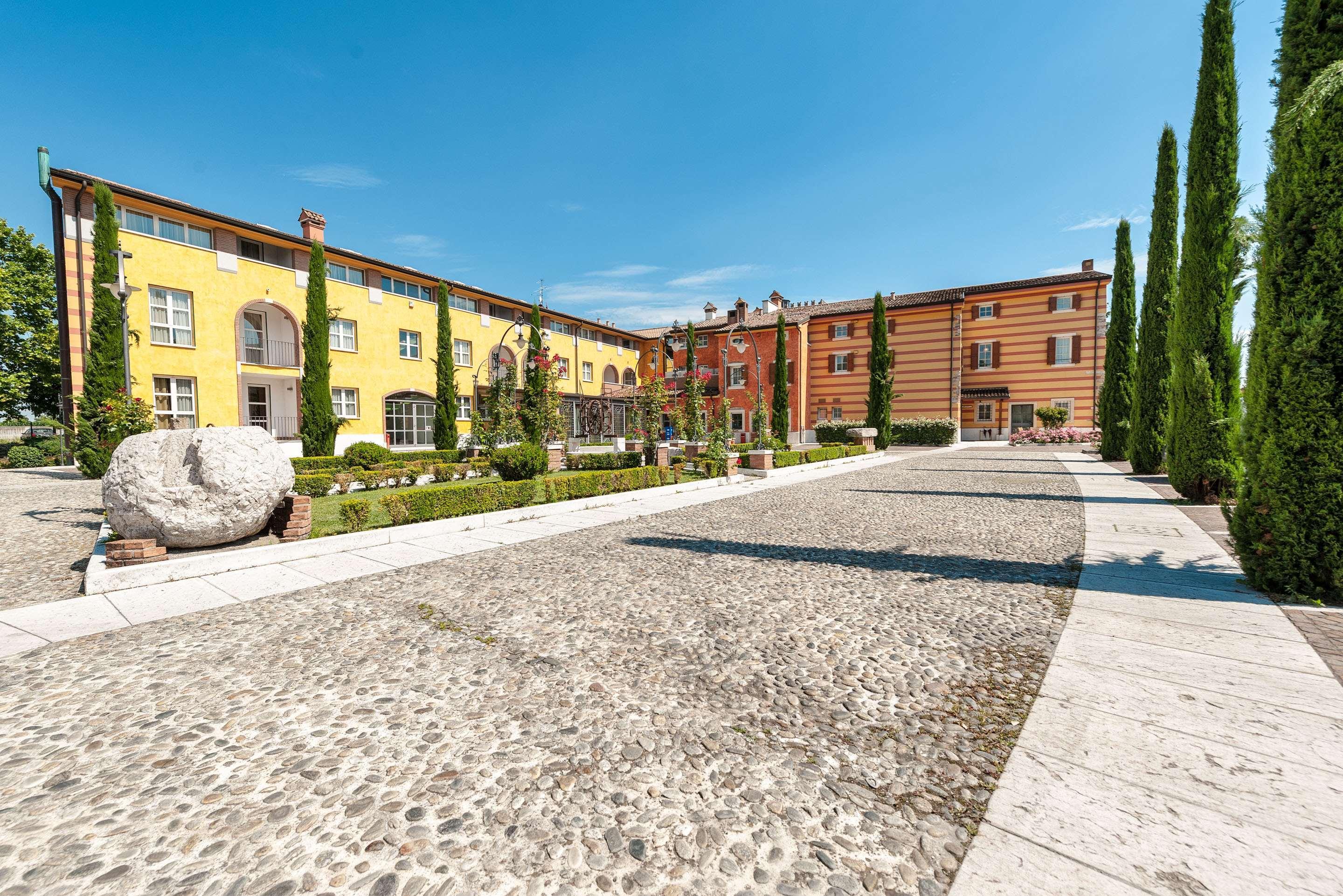 Hotel Villa Malaspina Castel d'Azzano Exterior photo